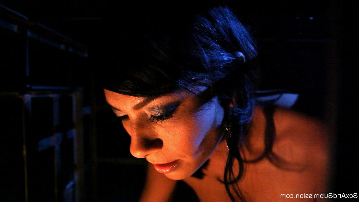 20P A submissa latina Beretta James assiste pornografia e é brincada enquanto está amarrada