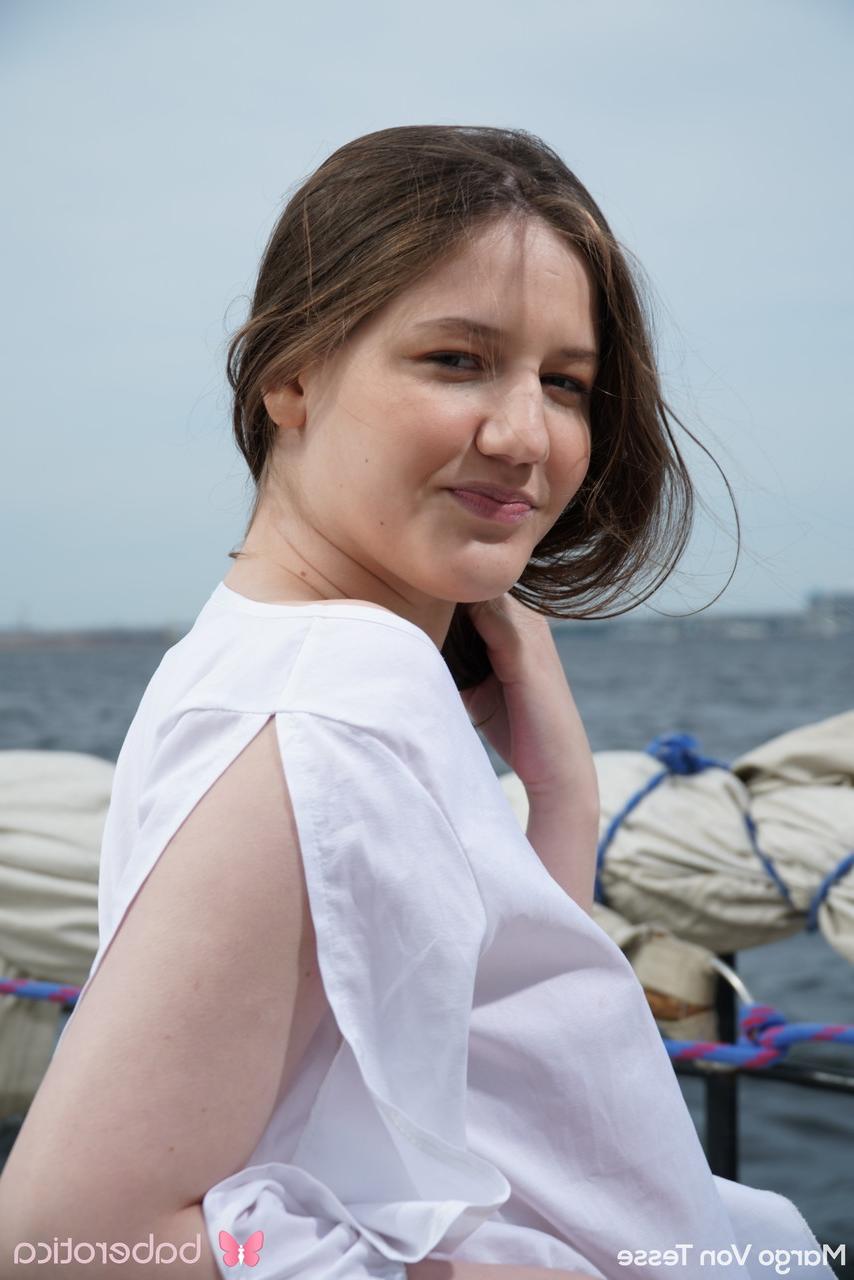 20P Das sexy Babe Margo Von Tesse spielt bei einem heißen Outdoor-Solo mit ihrer rasierten Muschi
