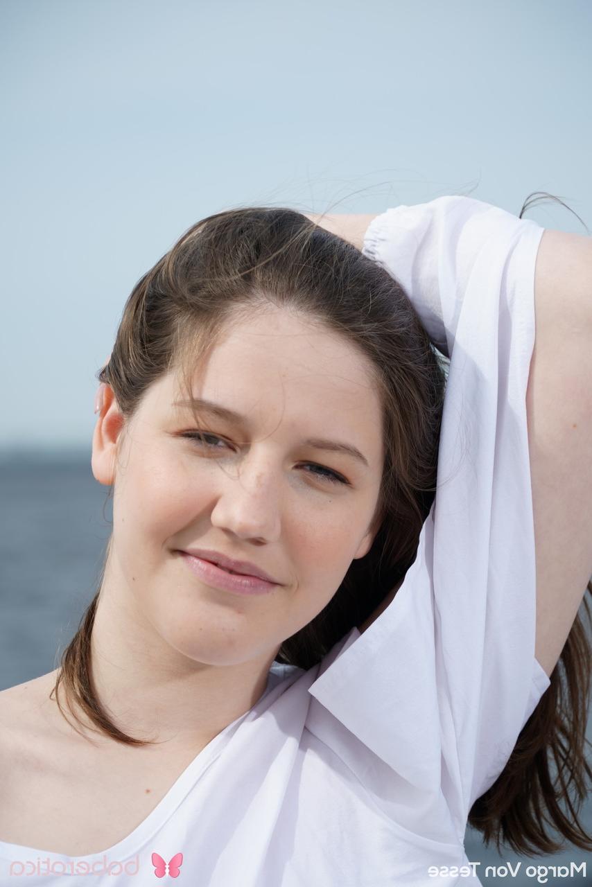 20P Das sexy Babe Margo Von Tesse spielt bei einem heißen Outdoor-Solo mit ihrer rasierten Muschi