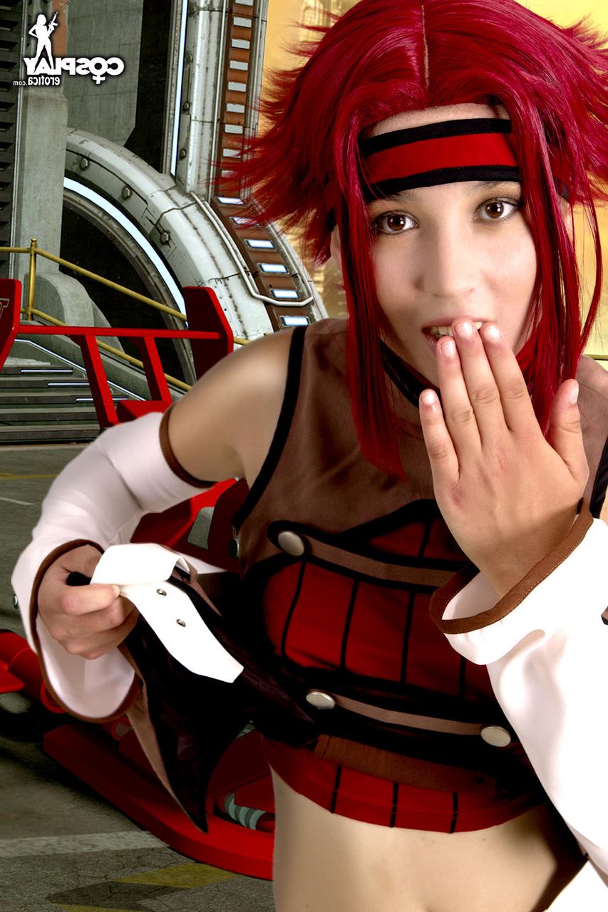 12P かわいい赤毛のコスプレイヤーが単独行動中に衣装をほぼすべて脱ぐ