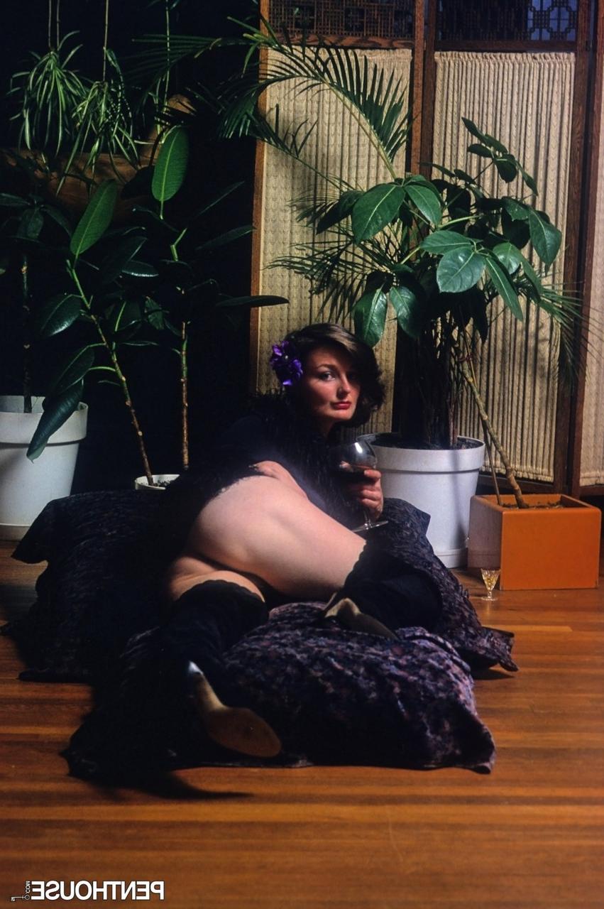 20P Senhora caucasiana em lingerie Sally Whitstable toca seus seios e virilha peluda
