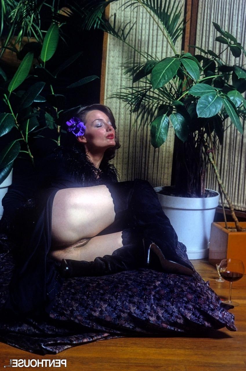 20P Senhora caucasiana em lingerie Sally Whitstable toca seus seios e virilha peluda