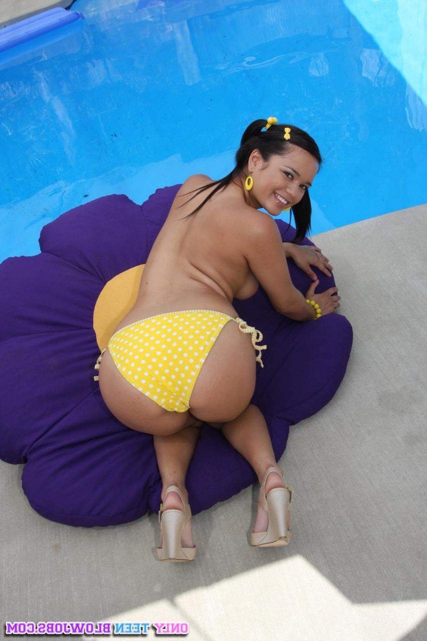 20P A morena sexy Bliss Lei dá a um pau monstro um boquete POV excitante