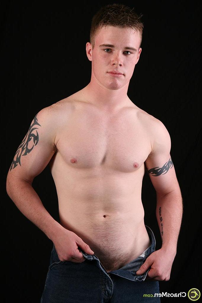 20P Teenage gay model Scott strips in a solo & displays his inked body & big dick