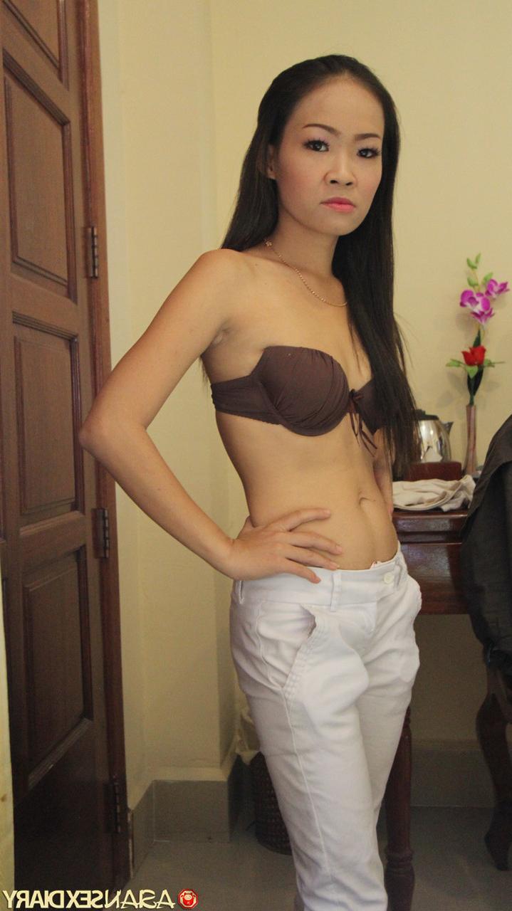 20P Die dünne asiatische Teenagerin Hong zieht sich aus und lässt ihren haarigen Biber in POV entbeinen