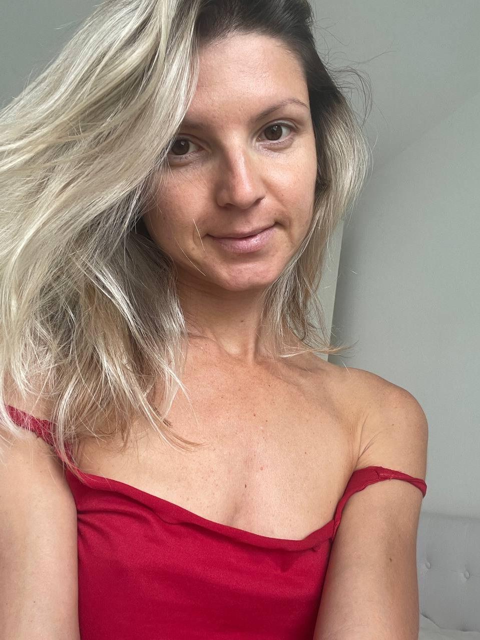 20P Skinny OnlyFans, a gata Gina Gerson mostra seus pés e peitos minúsculos em um solo