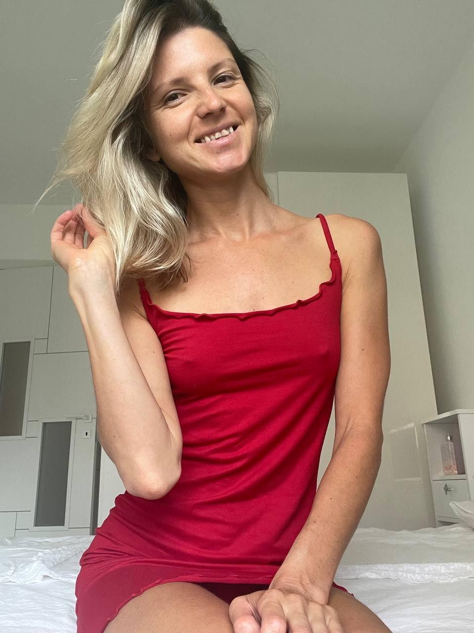 20P Skinny OnlyFans, a gata Gina Gerson mostra seus pés e peitos minúsculos em um solo