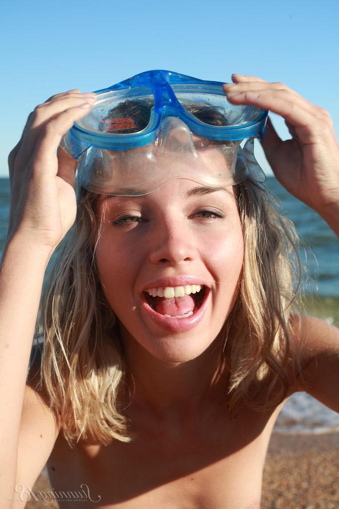 16P A loira Nicole V, de 18 anos, posa nua em uma praia com equipamento de mergulho