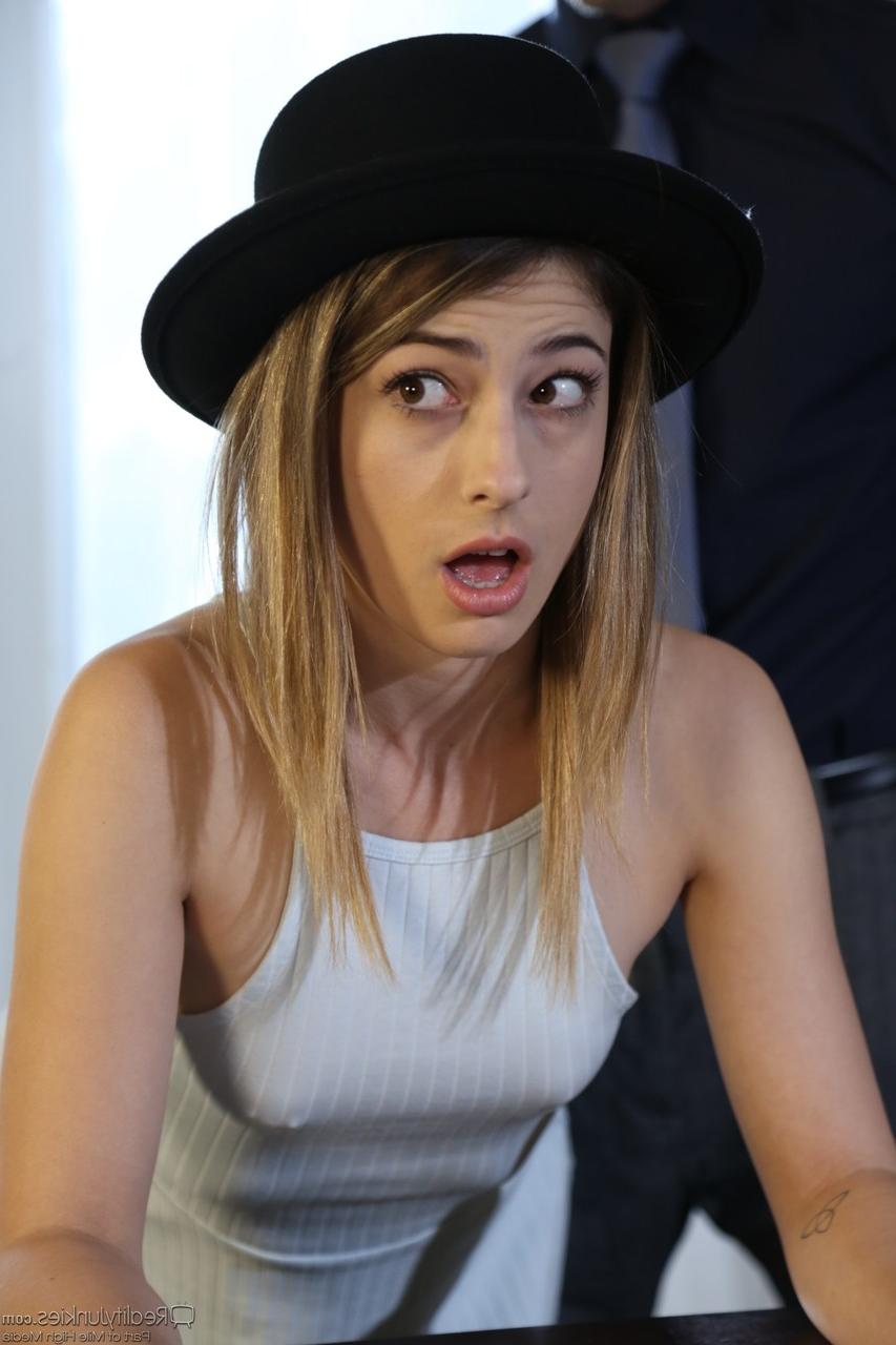 20P Petite adolescente morena Kristen Scott recebe uma surra e uma gozada