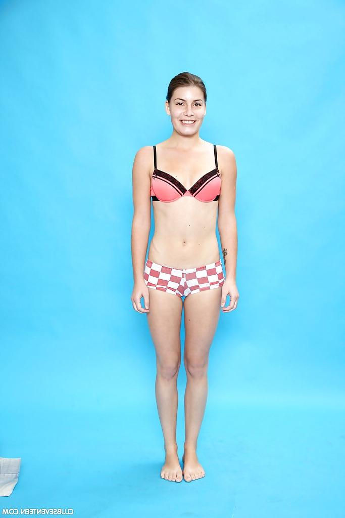 16P Jovem modelo solo Lilly P se despindo para mostrar a buceta adolescente careca