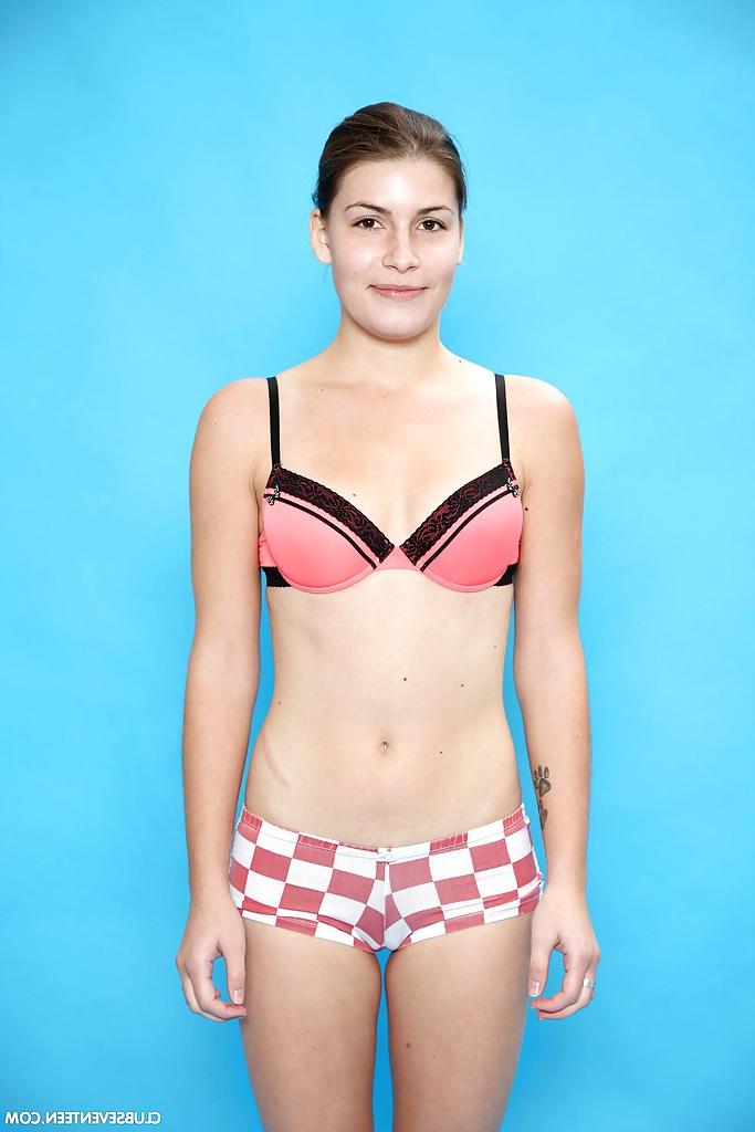 16P Jovem modelo solo Lilly P se despindo para mostrar a buceta adolescente careca