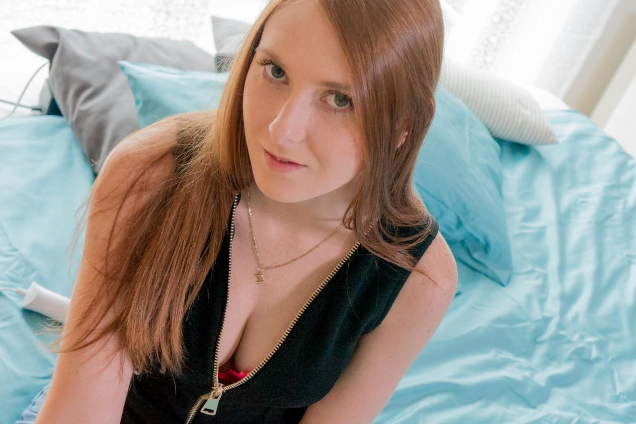 17P Linda Sweet se masturbe la chatte avec un vibromasseur sans enlever sa culotte rose.