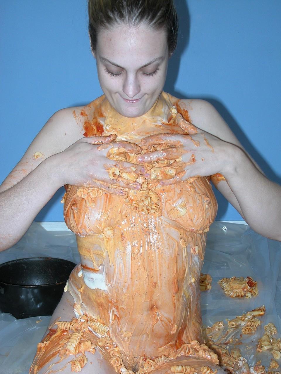 20P Danni, une amatrice salope, couvre ses gros seins et sa chatte avec ses restes de nourriture.