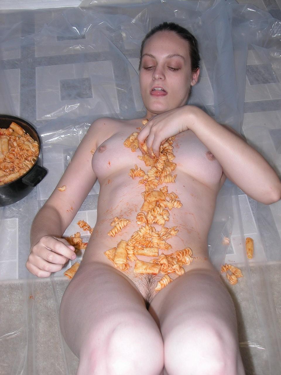 20P Danni, une amatrice salope, couvre ses gros seins et sa chatte avec ses restes de nourriture.