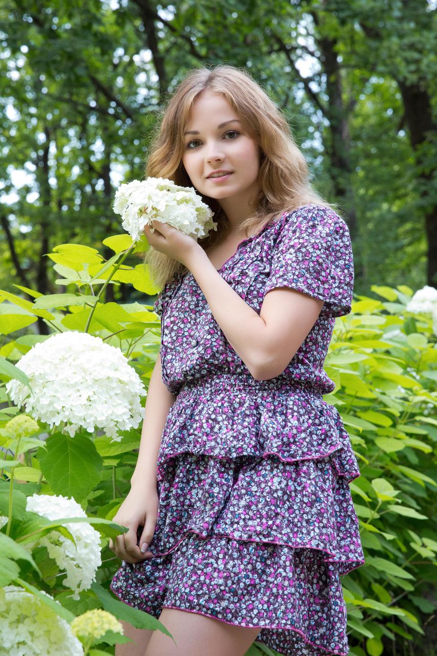 20P Glamorous Ukrainian Jeff Milton exposing every inch of her sexy body