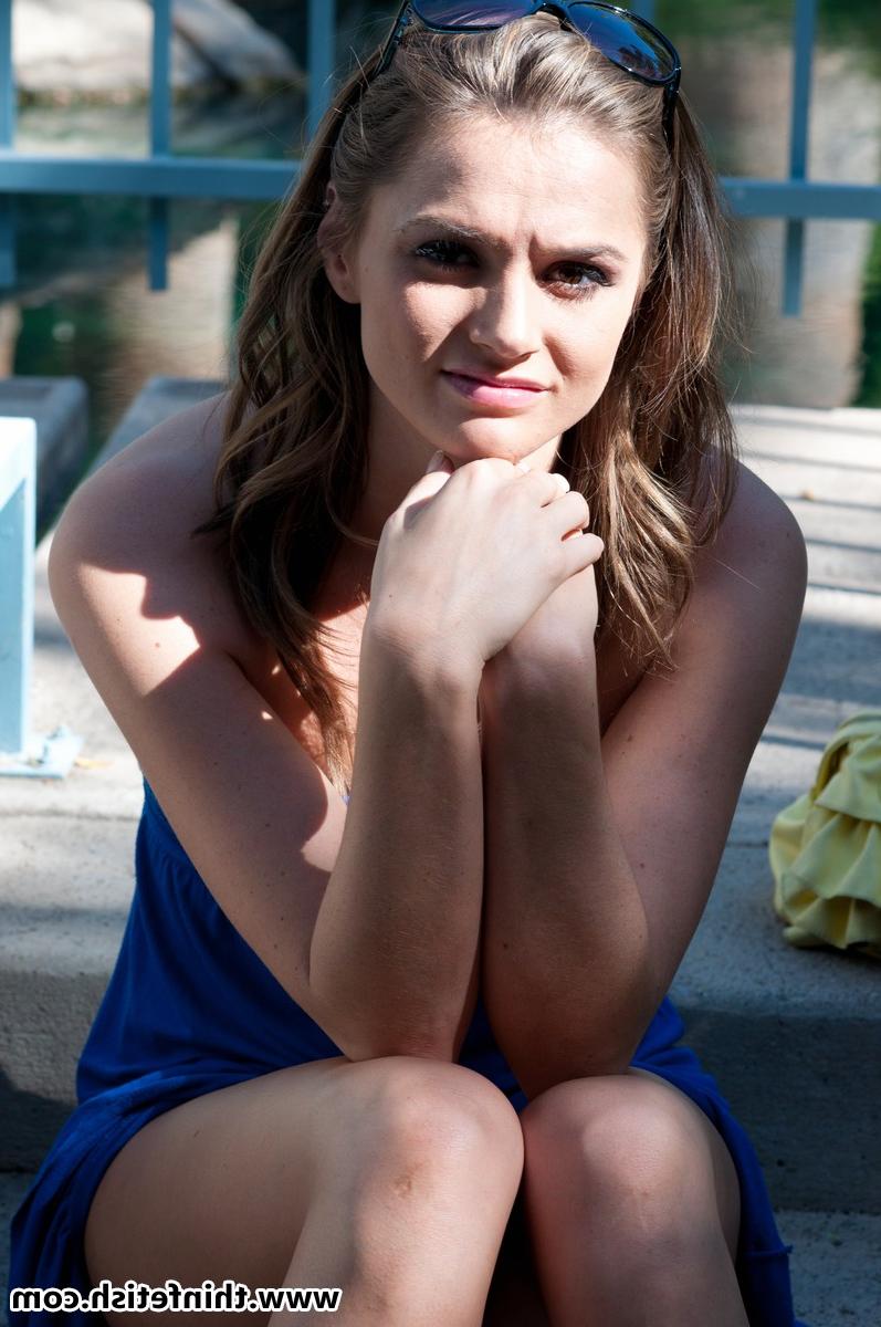 16P A menina bonita Tori Black mostra seus peitos pequenos e buceta enquanto está em público
