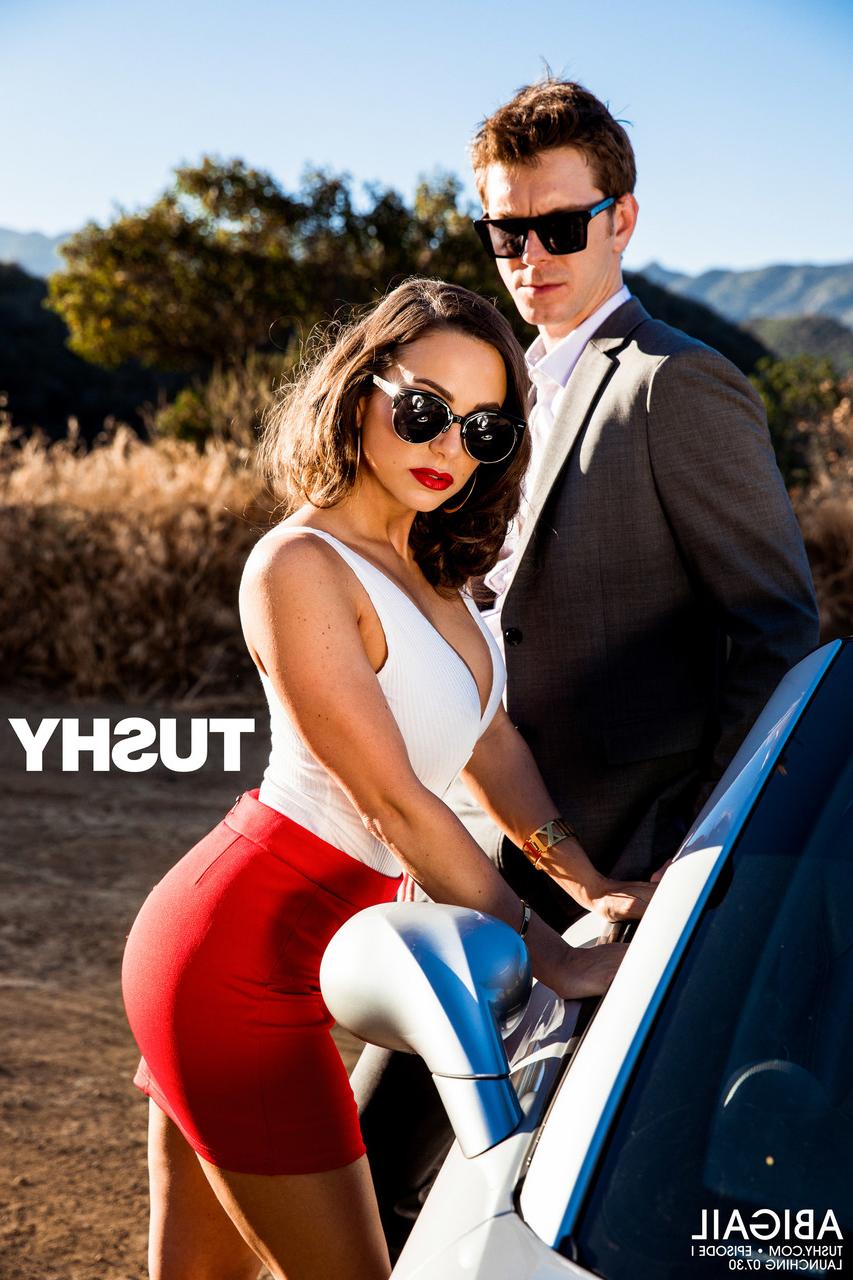 20P Impresionante estrella porno Abigail Mac seduce a un tipo y recibe su BBC en su culo