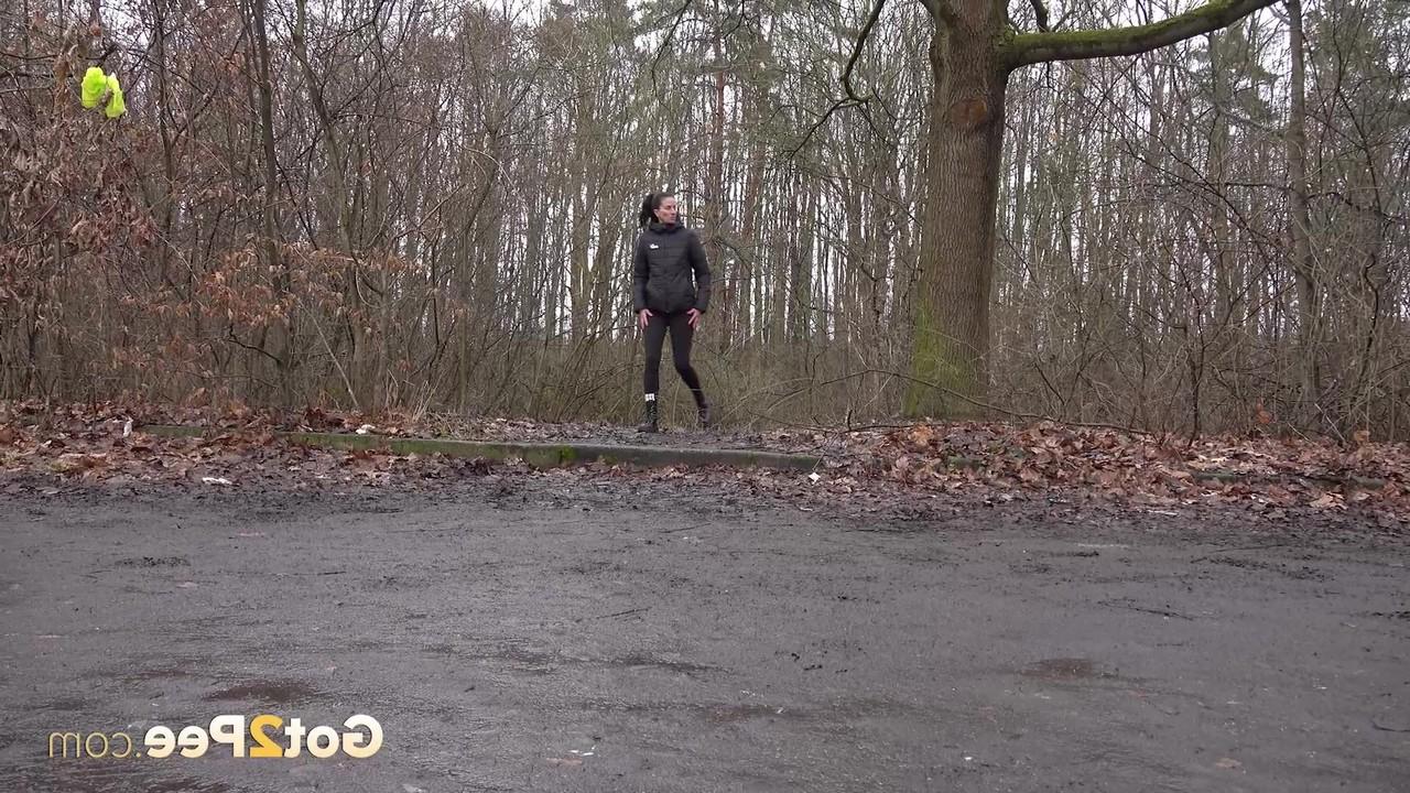 14P A morena Ali Bordeaux mija na calçada em um dia chuvoso