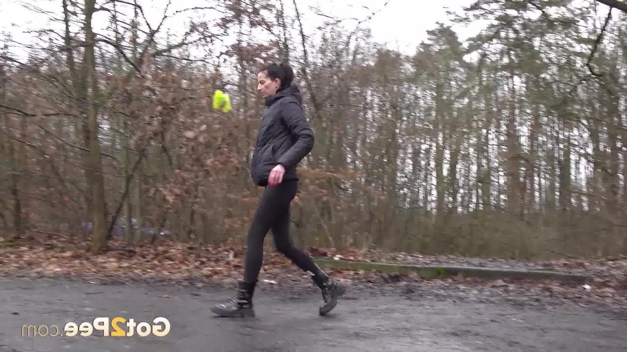 14P A morena Ali Bordeaux mija na calçada em um dia chuvoso