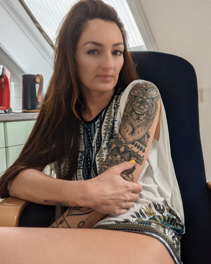 15P A morena Lara Lauren mostra sua bunda gostosa e brinca com seus peitos