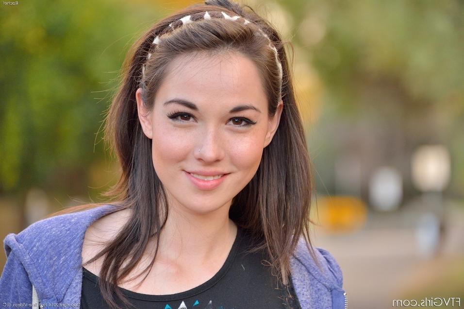 15P As pernas longas da adolescente Rachel ficam super sexy em uma sessão de fotos nua ao ar livre