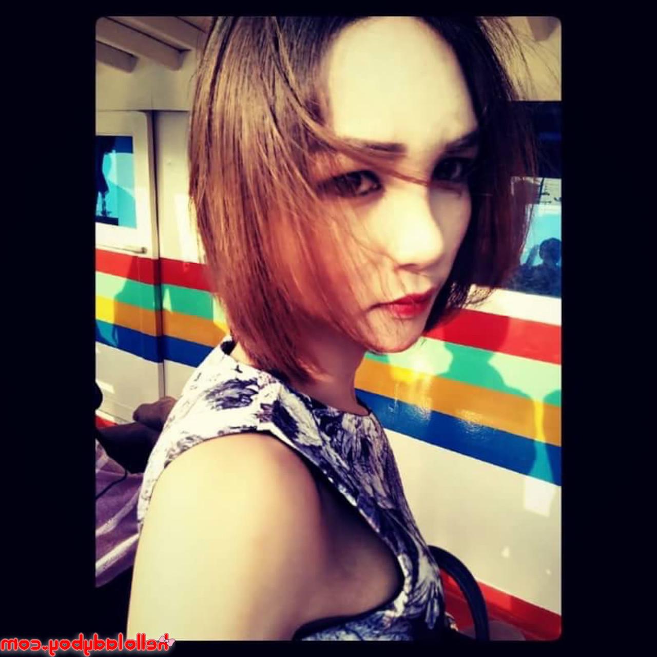 20P Der zierliche asiatische Ladyboy Mickey posiert in ihrer Zusammenstellung in sexy Outfits