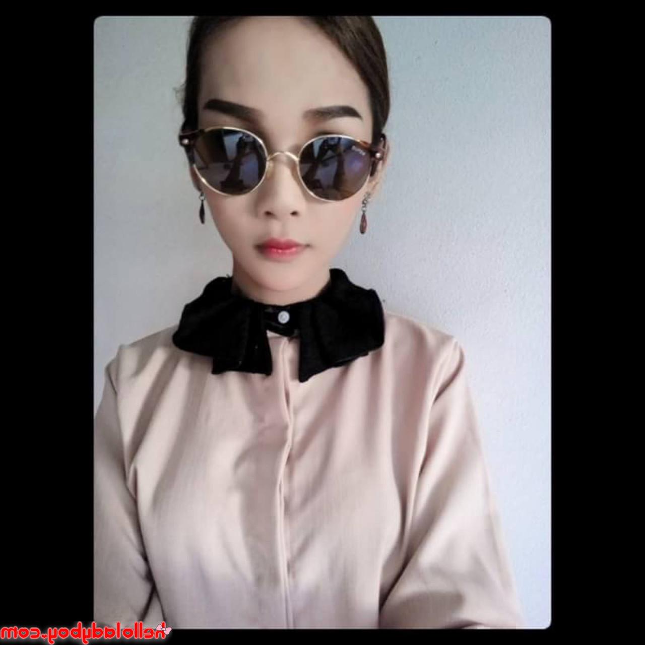 20P Der zierliche asiatische Ladyboy Mickey posiert in ihrer Zusammenstellung in sexy Outfits