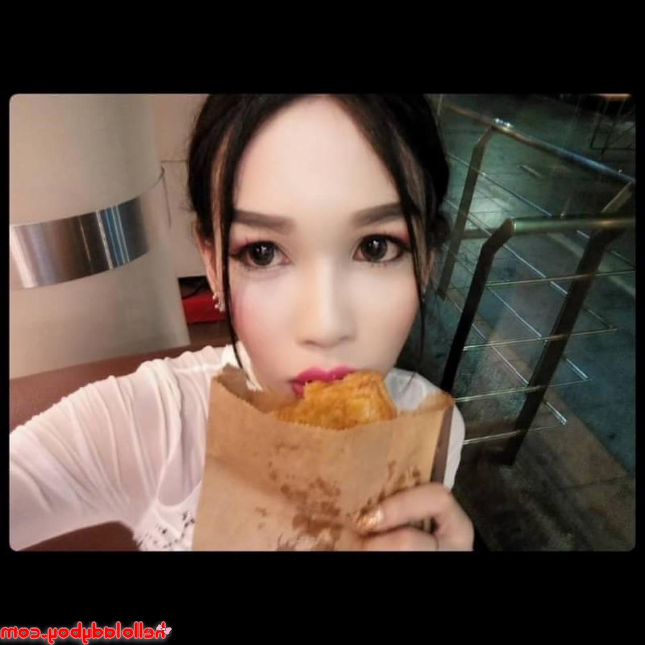20P Der zierliche asiatische Ladyboy Mickey posiert in ihrer Zusammenstellung in sexy Outfits