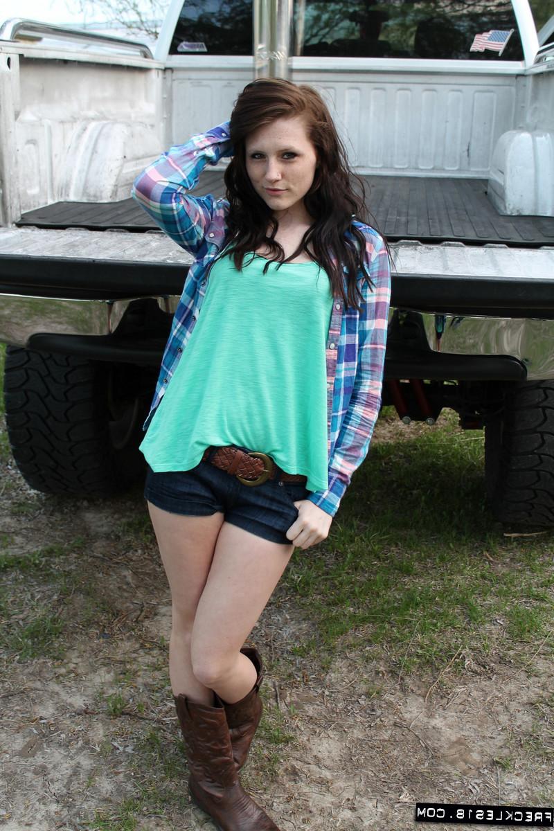 12P Cowgirl excitada de 18 anos com corpo quente se despindo em público