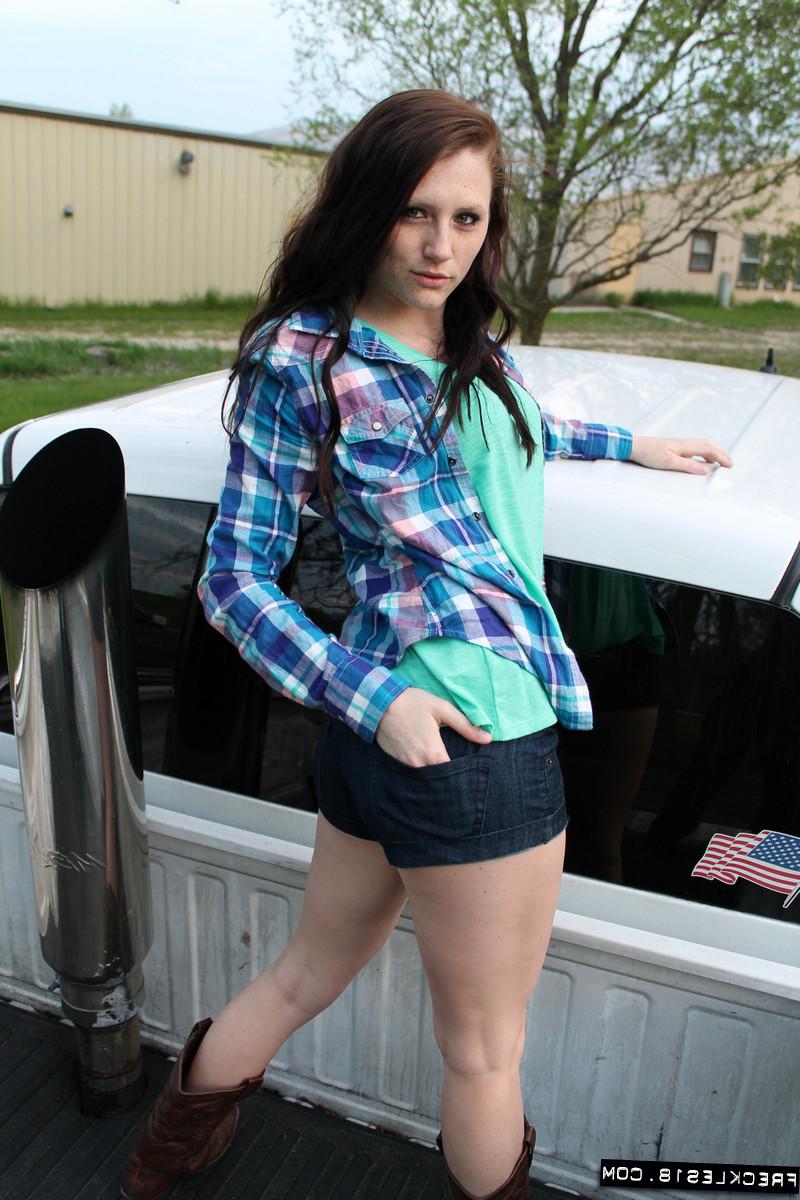 12P Cowgirl excitada de 18 anos com corpo quente se despindo em público