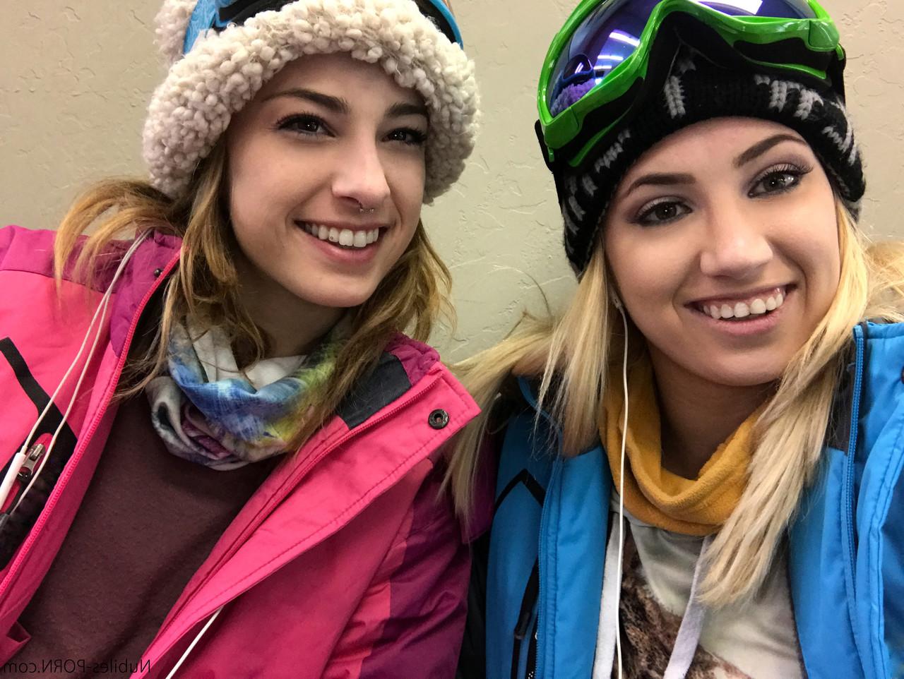 16P Las sexys snowboarders Sierra Nicole y Kristen Scott se divierten antes de la FFM en las pistas