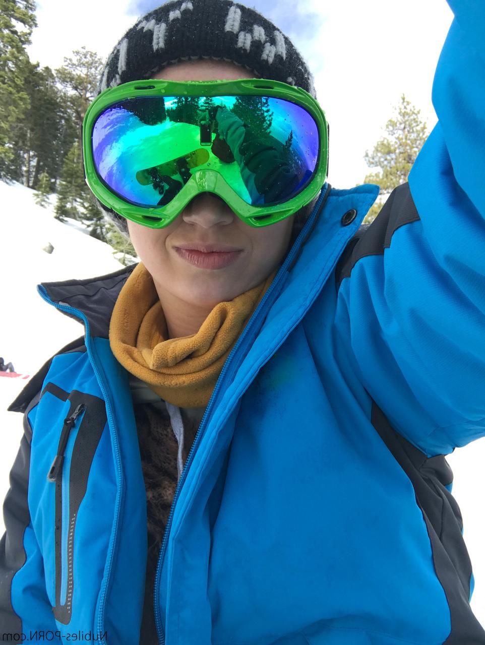 16P Las sexys snowboarders Sierra Nicole y Kristen Scott se divierten antes de la FFM en las pistas