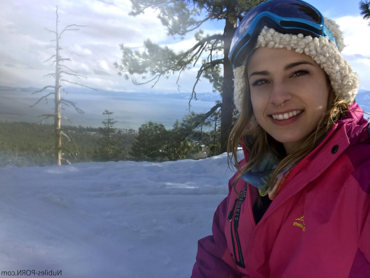 16P Las sexys snowboarders Sierra Nicole y Kristen Scott se divierten antes de la FFM en las pistas