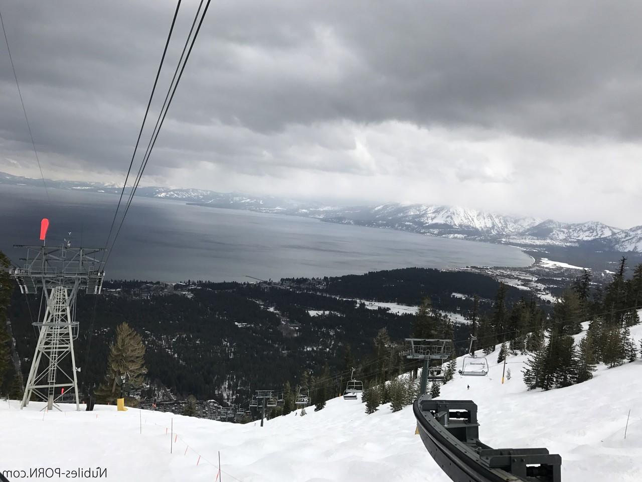 16P Las sexys snowboarders Sierra Nicole y Kristen Scott se divierten antes de la FFM en las pistas