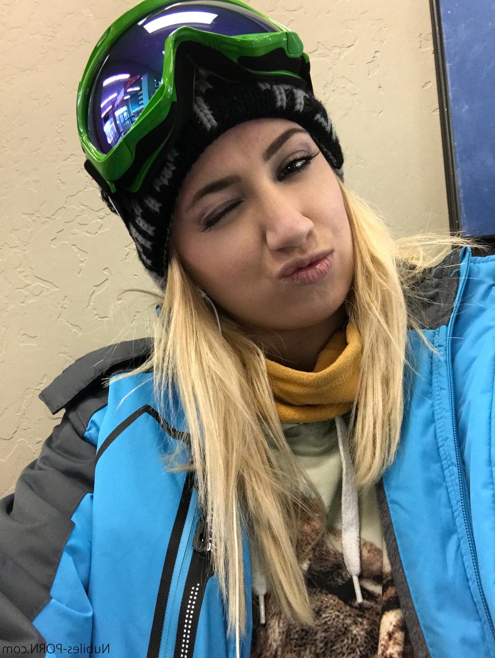 16P Las sexys snowboarders Sierra Nicole y Kristen Scott se divierten antes de la FFM en las pistas