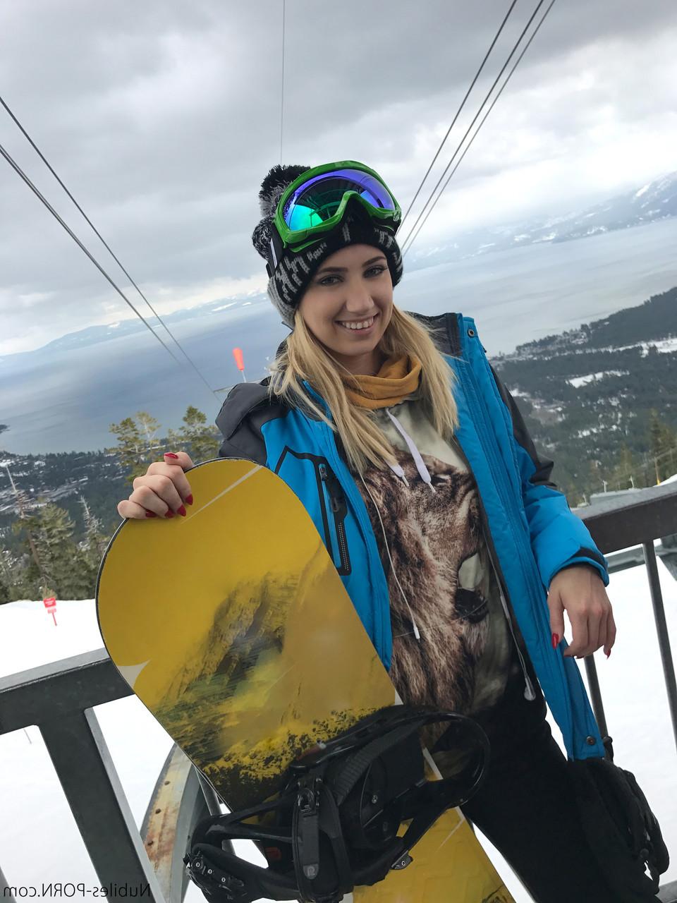 16P Las sexys snowboarders Sierra Nicole y Kristen Scott se divierten antes de la FFM en las pistas