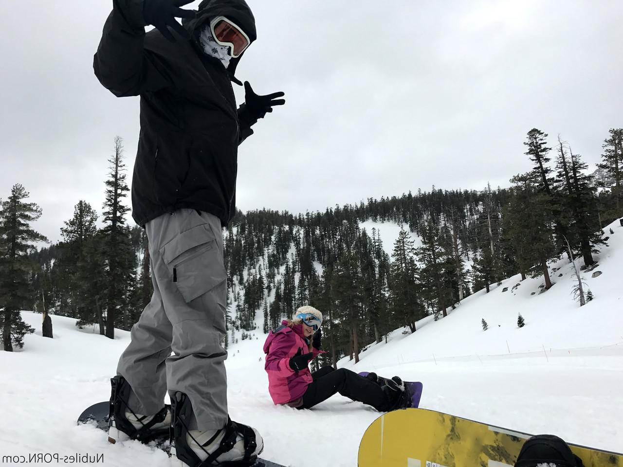 16P Las sexys snowboarders Sierra Nicole y Kristen Scott se divierten antes de la FFM en las pistas