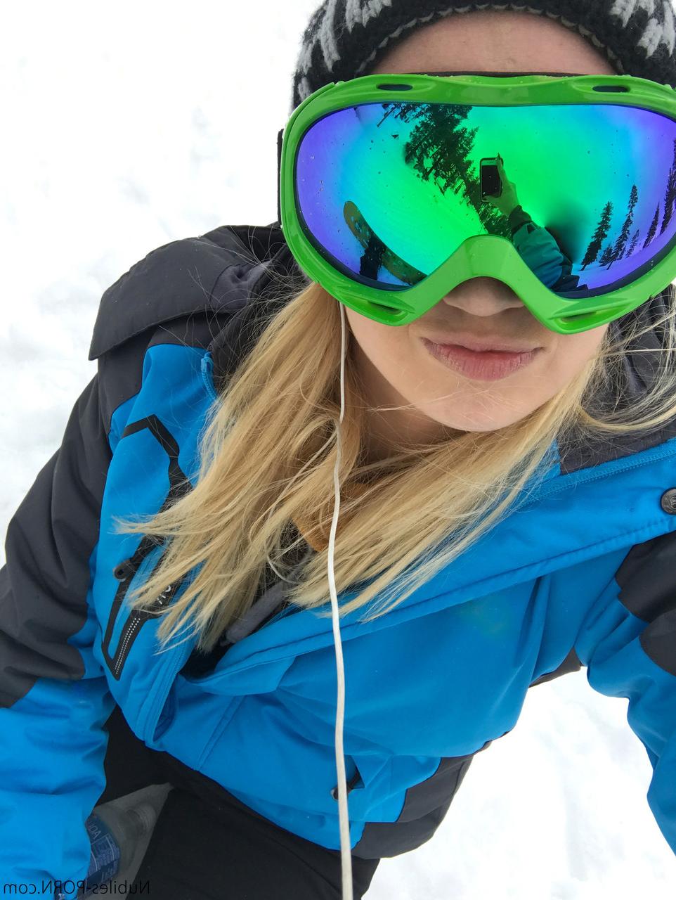 16P Las sexys snowboarders Sierra Nicole y Kristen Scott se divierten antes de la FFM en las pistas