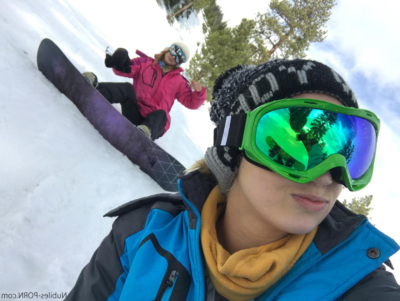 16P Las sexys snowboarders Sierra Nicole y Kristen Scott se divierten antes de la FFM en las pistas