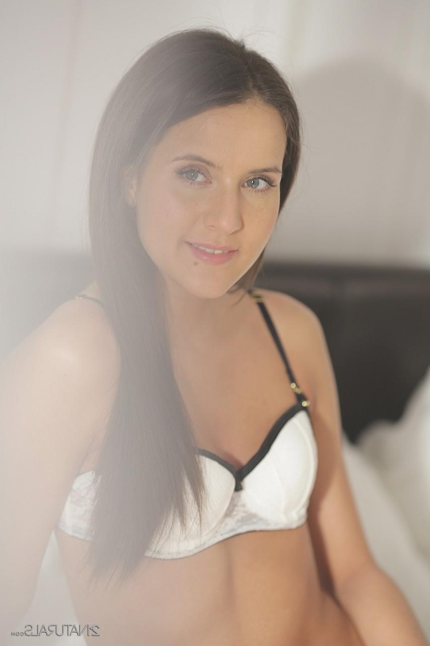 17P Die natürliche Teenagerin Adriana C spielt im Bett mit ihrer unschuldigen Fotze und ihren Brustwarzen