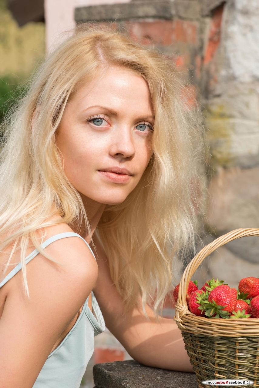 20P La bella joven rubia camelia muestra cada centímetro de su delgado cuerpo desnudo