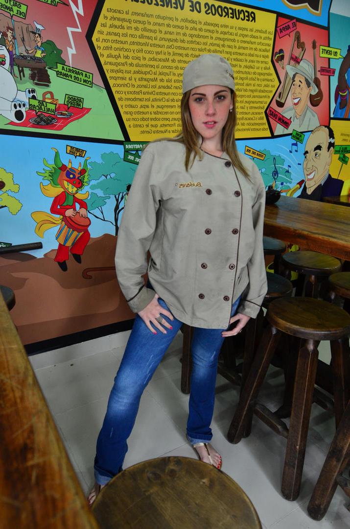 17P Adolescente latina linda y sexy es recogida por un tipo cachondo en el bar