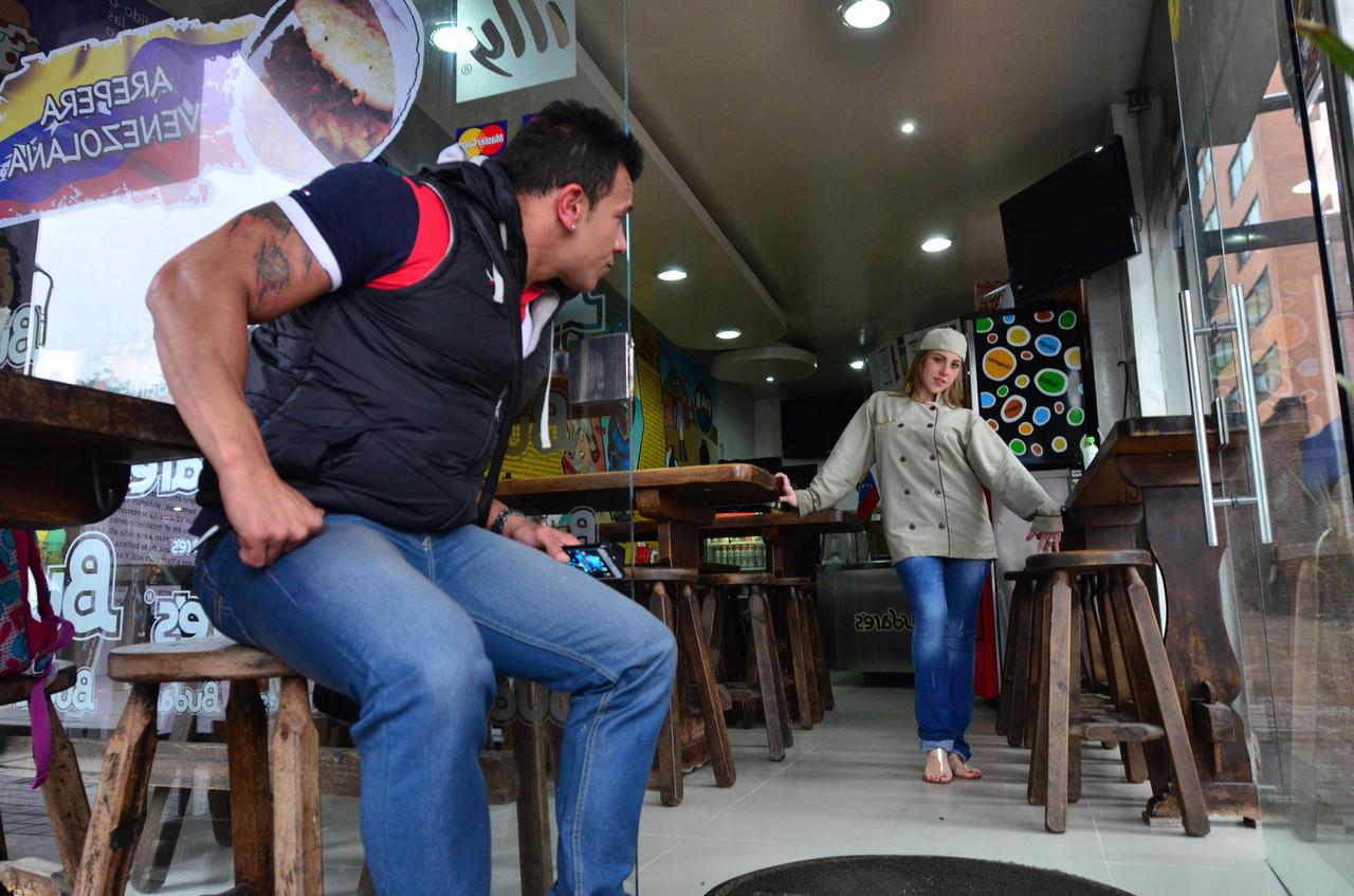 17P Adolescente latina linda y sexy es recogida por un tipo cachondo en el bar