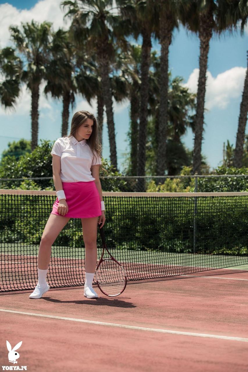 17P A pequena adolescente Kate Chromia se despe e mostra seus peitos minúsculos na quadra de tênis