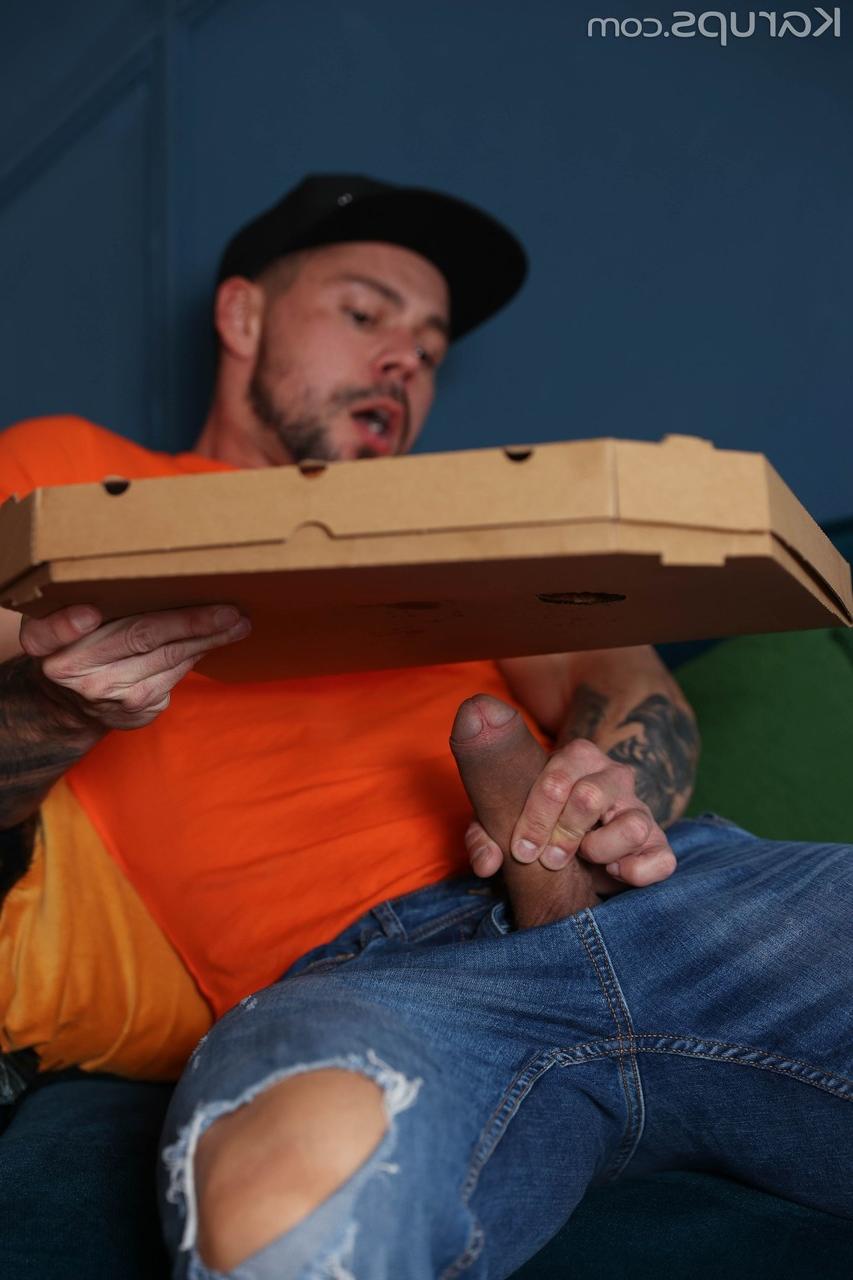 20P A adolescente excitada Lilly Bella chupa e fode o entregador para ganhar uma pizza grátis