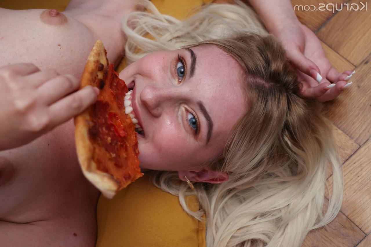 20P A adolescente excitada Lilly Bella chupa e fode o entregador para ganhar uma pizza grátis