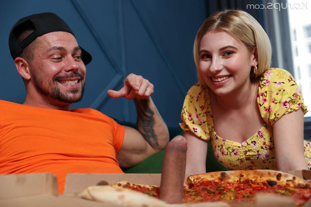 20P A adolescente excitada Lilly Bella chupa e fode o entregador para ganhar uma pizza grátis