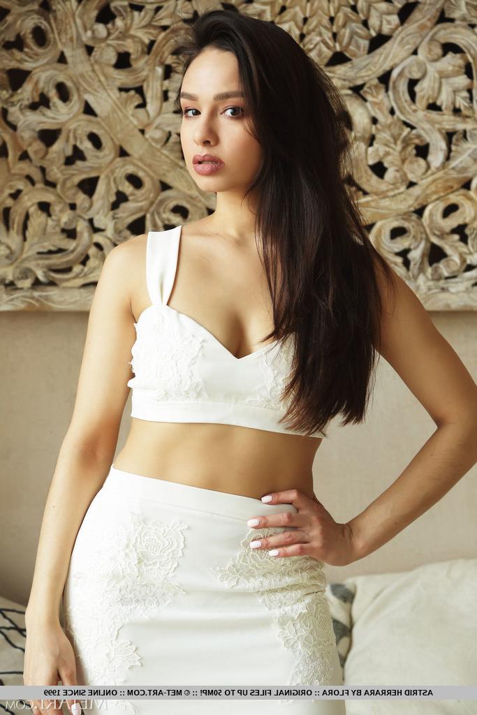 18P La superbe jeune brune Astrid Herrara enlève ses talons pour se mettre totalement nue.