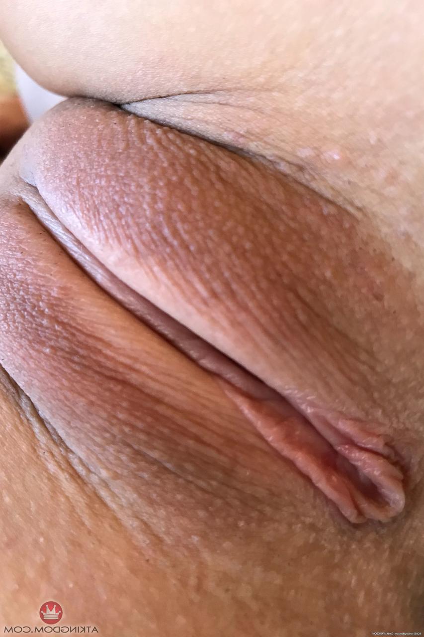 20P A loira amadora Sky Pierce brinca com sua boceta suculenta e seu idiota de perto