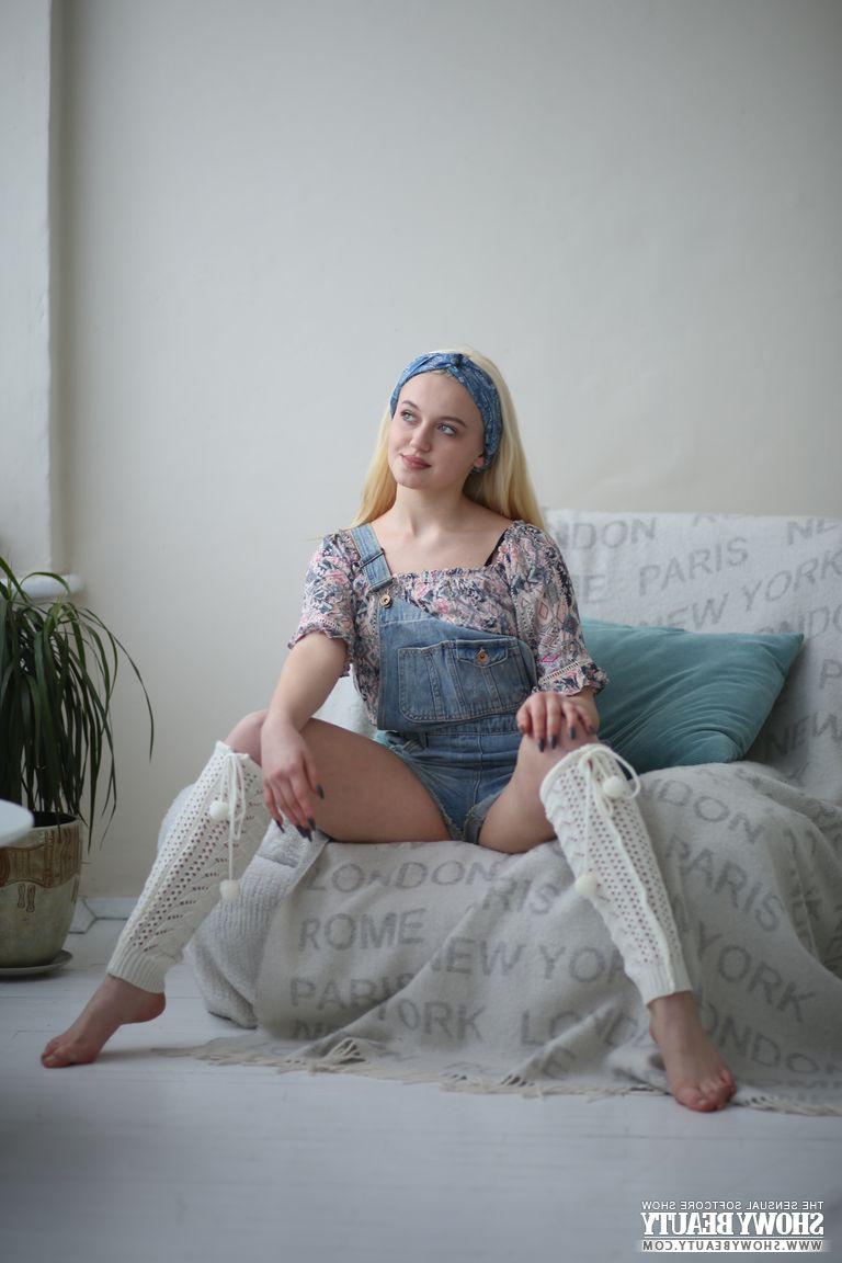 20P La douce jeune blonde Blondy se met totalement nue avec assurance.